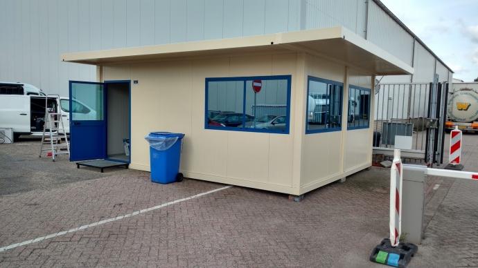 Portiersloge met spiegelglas in bedrijfskleur