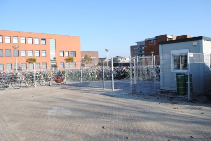Tijdelijke fietsenstalling bibliotheek.