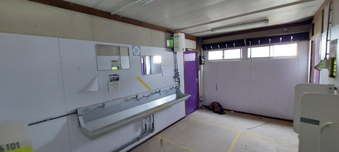 SANITAIRE UNIT 3 URINOIRS,2 TOILETTEN, WASBAKKEN HS-1387