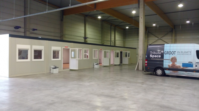 Nieuw op maat geproduceerd inpandig kantoor / bureelunit