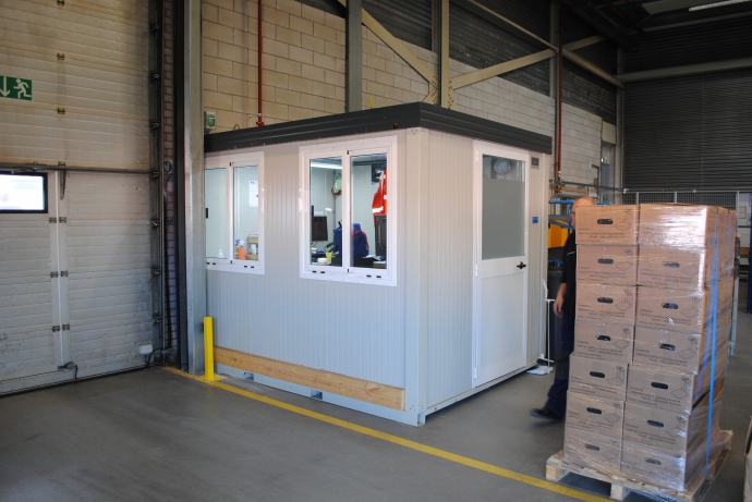 Nieuw op maat geproduceerd inpandig kantoor / bureelunit