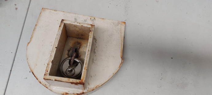 Slot haakarm container